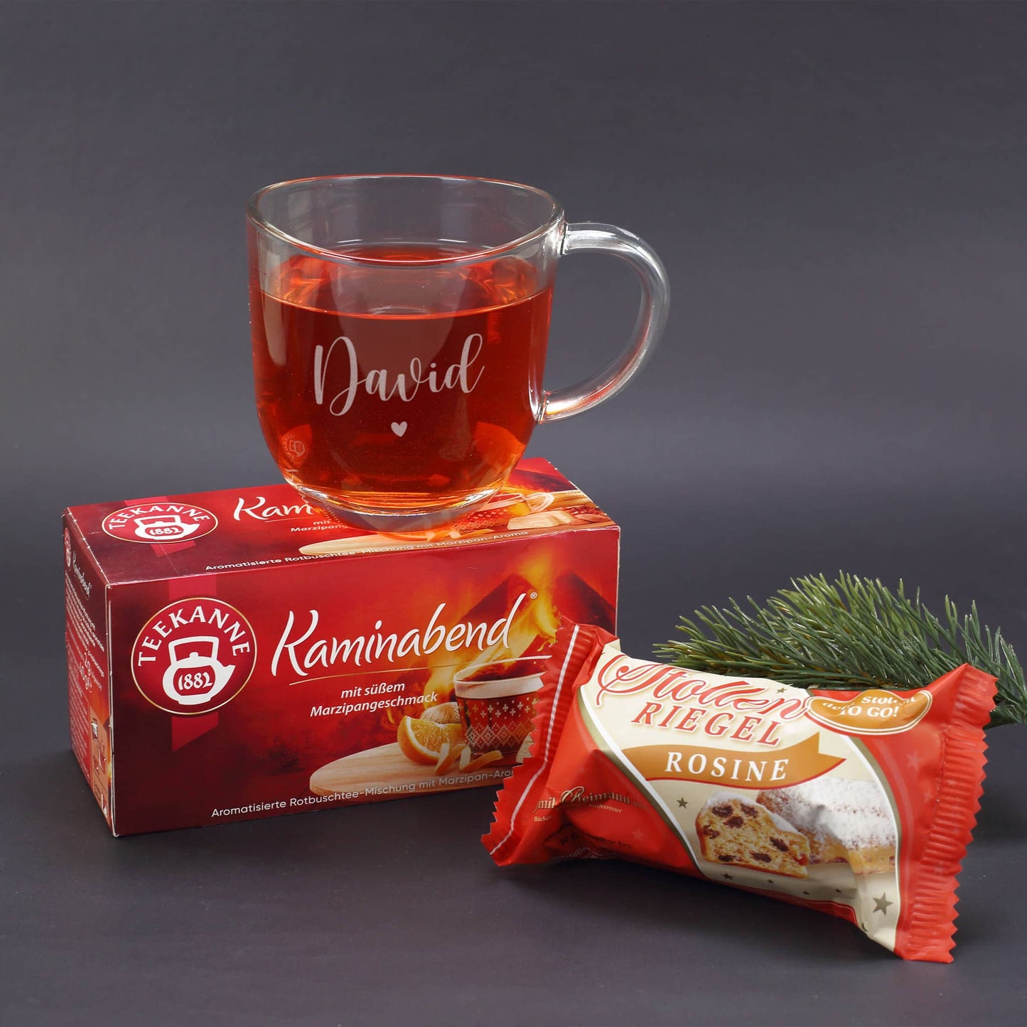 Graviertes Teeglas, Stollen-Riegel & Packung Tee