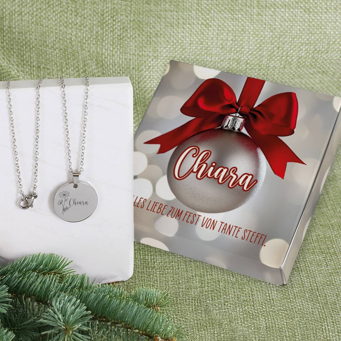 Geburtsblumen-Halskette mit Name in weihnachtlicher Geschenkverpackung