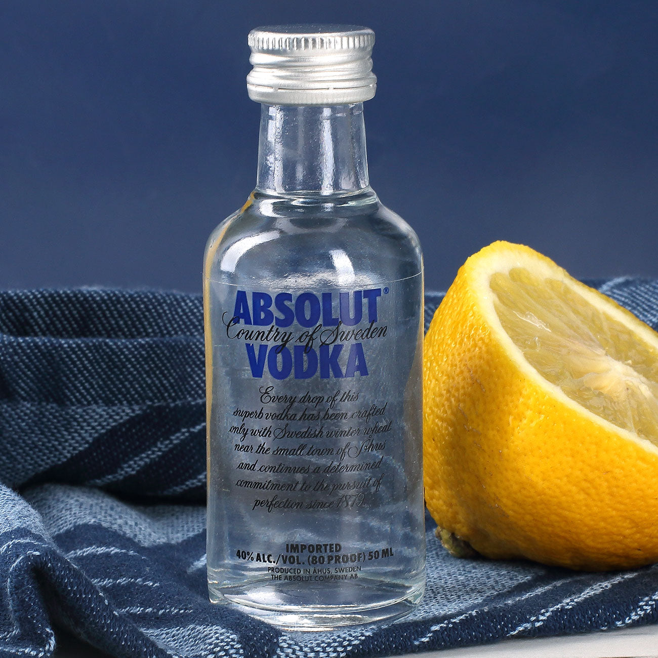 Absolut Vodka Flasche 50 ml Country of Sweden Miniaturflasche