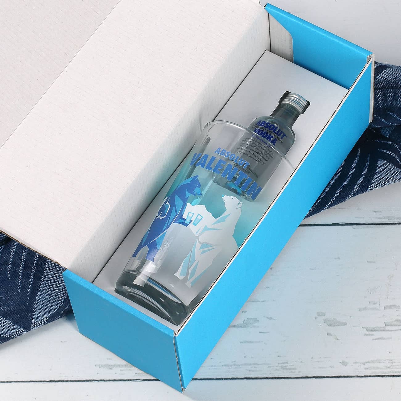bedrucktes Wodkaglas und Absolut Vodka Flasche liegt im Inneren der bedruckten Geschenkbox sicher verpackt durch passendes Inlay