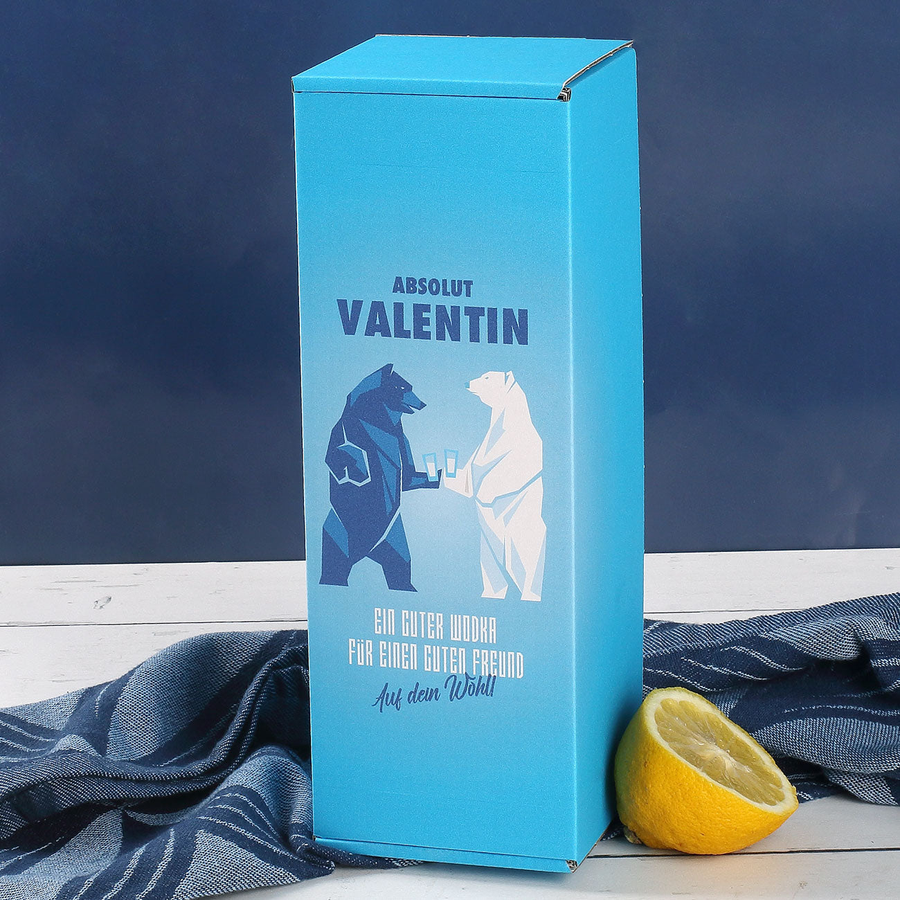 umlaufend bedruckter Geschenkkarton mit trinkenden Eisbären und Wunschnamen mit Trinkspruch