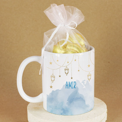 Geschenkset zu Ramadan mit personalisierter Tasse im Laternen-Design und süßer Füllung nach Wahl