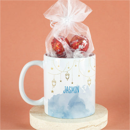 Geschenkset zu Ramadan mit personalisierter Tasse im Laternen-Design und süßer Füllung nach Wahl