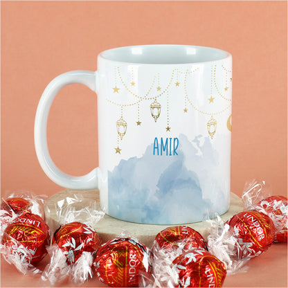 Geschenkset zu Ramadan mit personalisierter Tasse im Laternen-Design und süßer Füllung nach Wahl