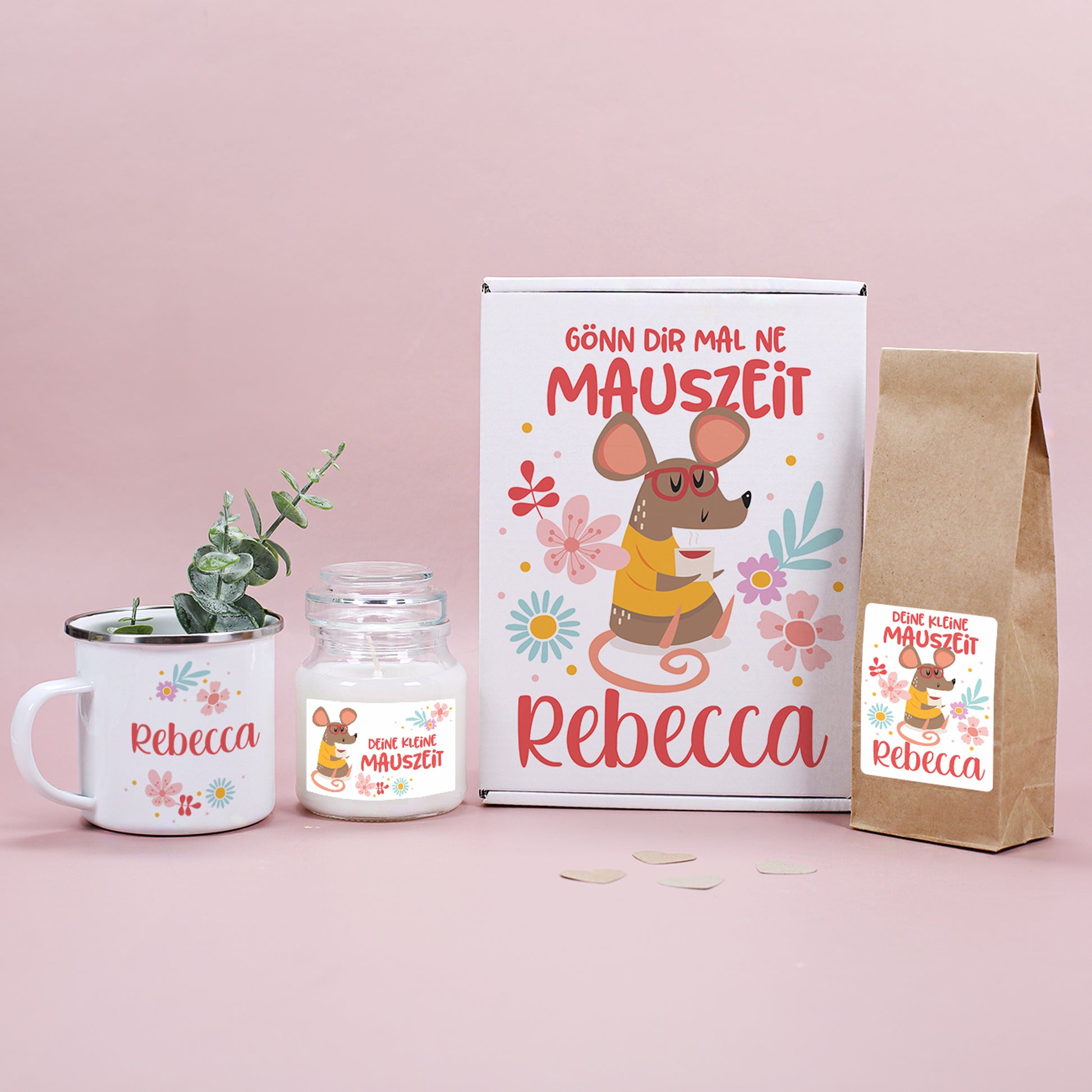 Personalisiertes Geschenkset „Mauszeit“ mit Tasse, Duftkerze, Früchtetee und stilvoller Geschenkverpackung. Jedes Element individuell mit Namen und niedlichem Maus-Motiv bedruckt – ideal als Wohlfühlgeschenk für entspannende Momente.