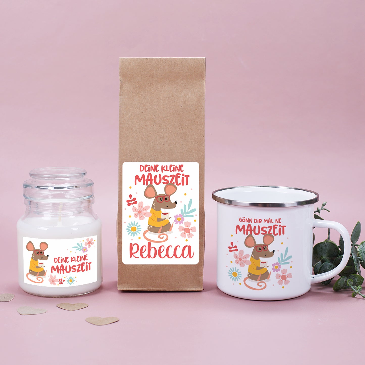 Personalisiertes Geschenkset „Mauszeit“ mit Tasse, Duftkerze, Früchtetee und stilvoller Geschenkverpackung. Jedes Element individuell mit Namen und niedlichem Maus-Motiv bedruckt – ideal als Wohlfühlgeschenk für entspannende Momente.