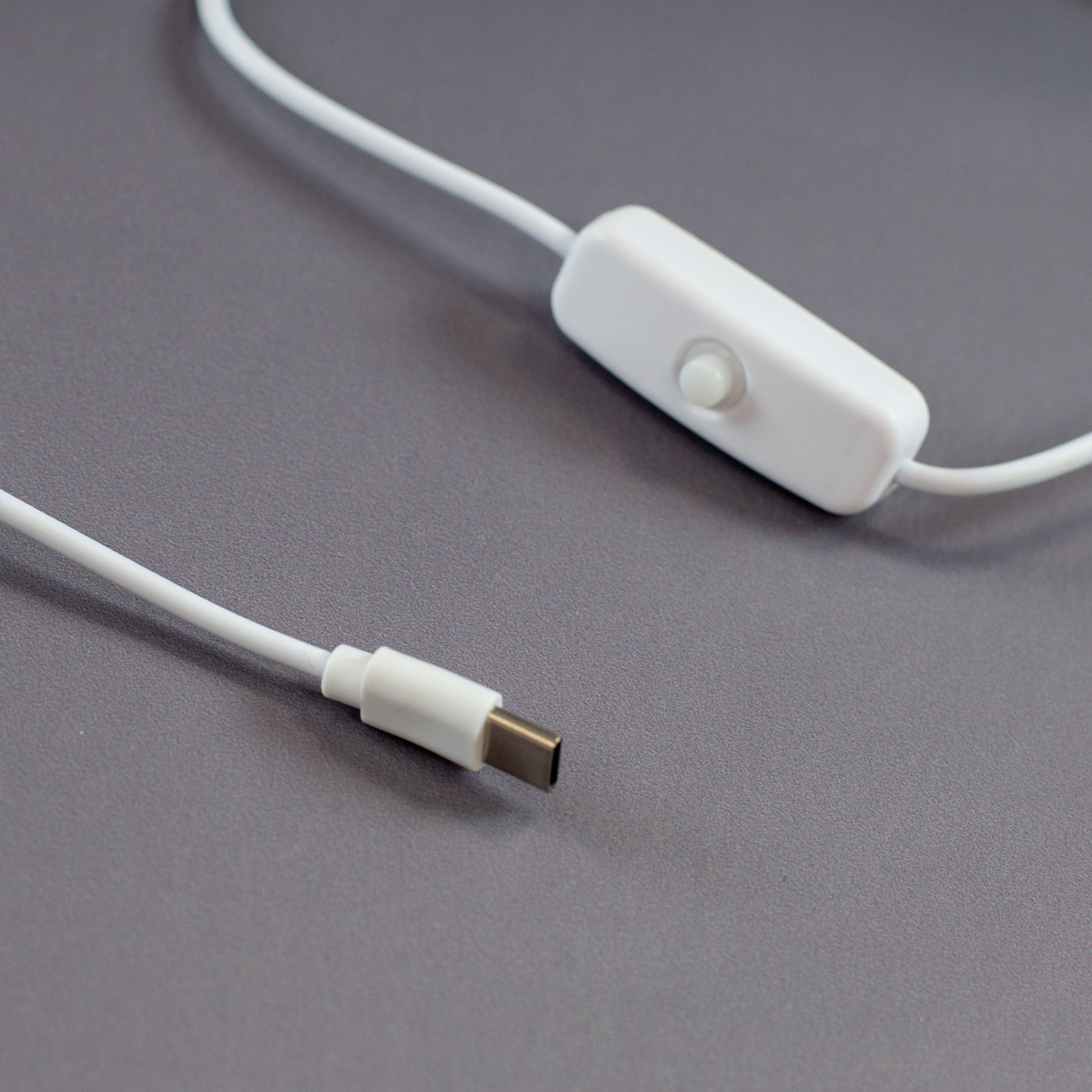 Detailaufnahme des weißen USB-C-Kabels mit integriertem Ein-/Ausschalter. Das Kabel gehört zur LED-Acryllampe und ermöglicht eine einfache Bedienung. Der Schalter sorgt für bequemes Ein- und Ausschalten, während der moderne USB-C-Anschluss eine zuverlässige Stromversorgung gewährleistet.