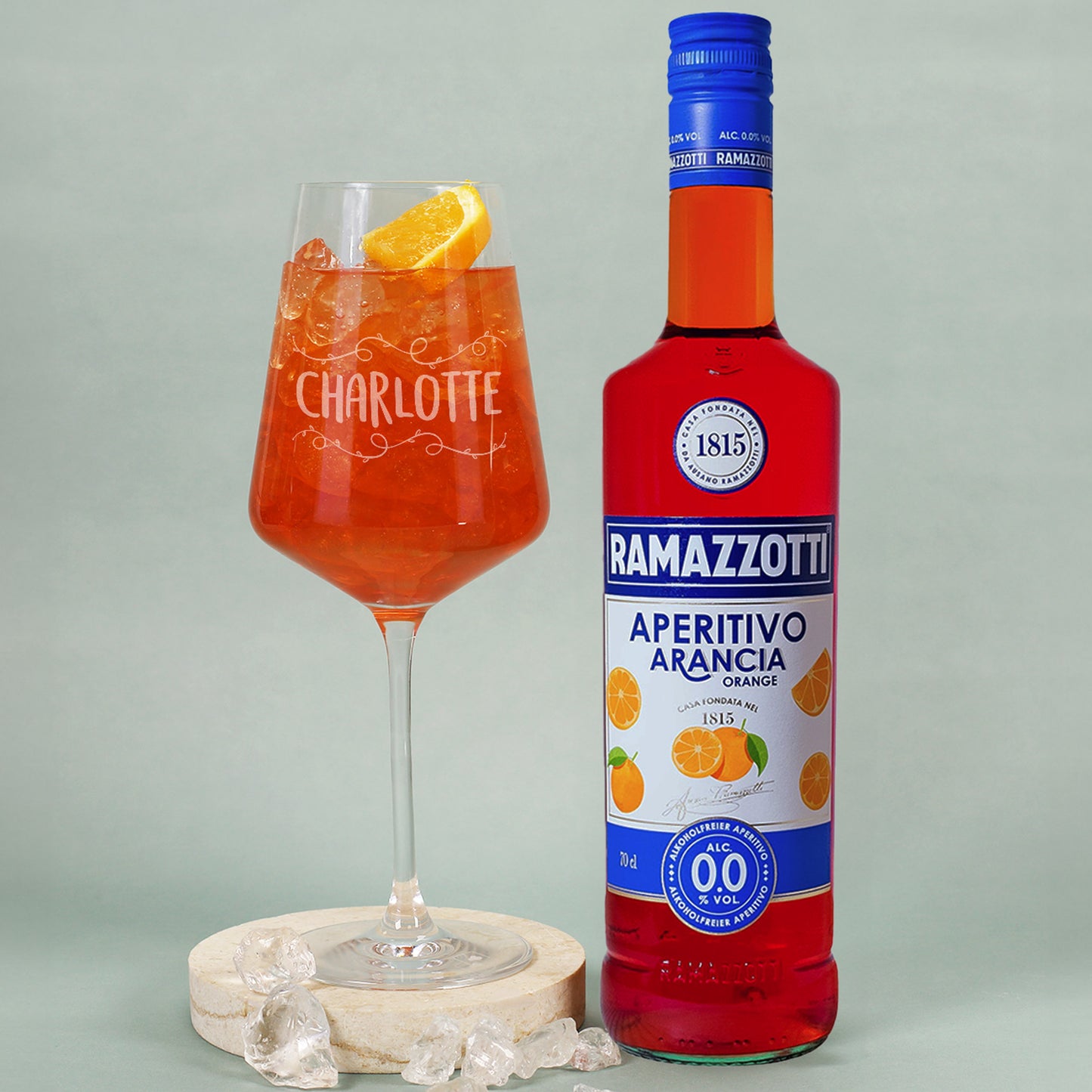 Nahaufnahme des gravierten Namens auf dem Leonardo-Weinglas und der Flasche Ramazzotti