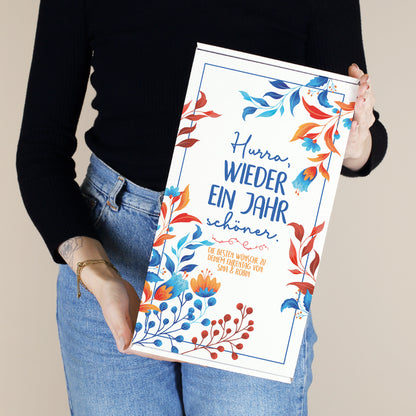 Geschenkbox mit dem Aufdruck „Hurra, wieder ein Jahr schöner“ und personalisierter Textzeile