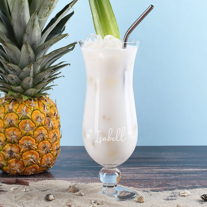 Nahaufnahme des gefüllten Cocktailglas mit hochwertiger Lasergravur des Namens