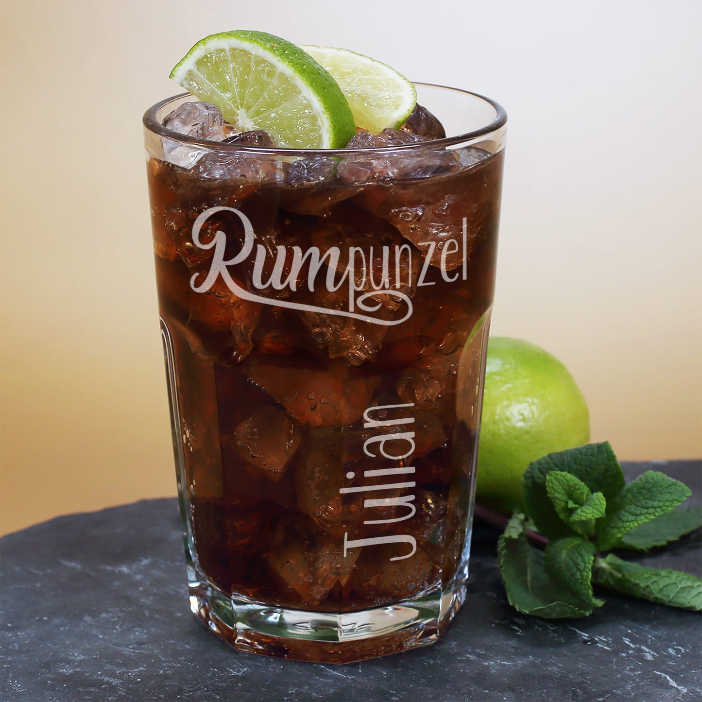 Glas mit Gravur „Rumpunzel“ und Name, gefüllt mit Cola und Eis
