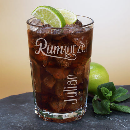 Glas mit Gravur „Rumpunzel“ und Name, gefüllt mit Cola und Eis
