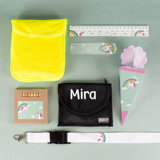 Inhalt des Sets dekorativ arrangiert: Brustbeutel, Zuckertüte, Lineal, Stifte, u.v.m.