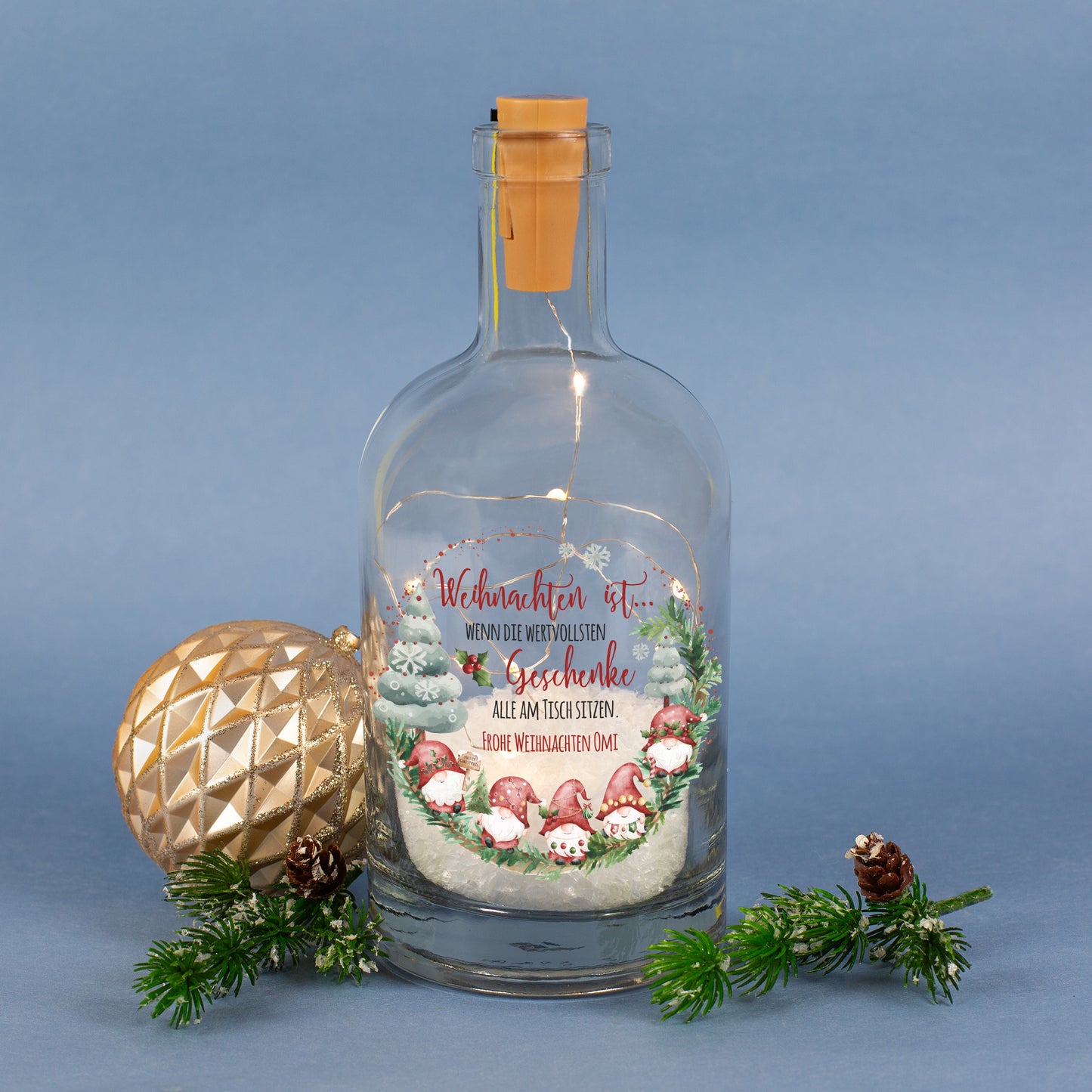 Personalisierte LED Deko-Karaffe mit Wichtelmotiv & Wunschtext | Verschneite Weihnachtsdeko im Glas