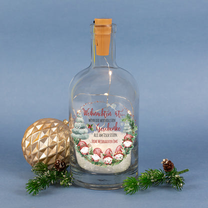 Personalisierte LED Deko-Karaffe mit Wichtelmotiv & Wunschtext | Verschneite Weihnachtsdeko im Glas