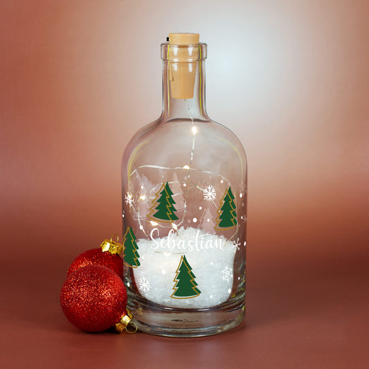 Personalisierte LED-Karaffe mit Tannenbaum-Motiv, Schnee & Name | Weihnachtslicht und Geschenkidee