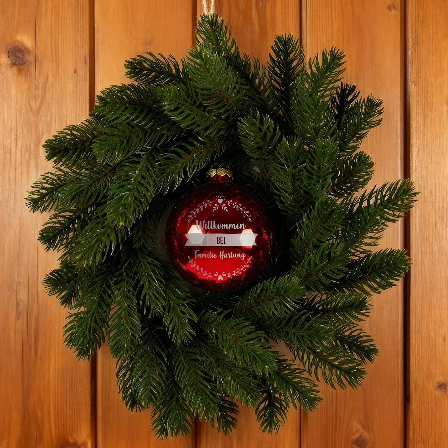 Türkranz & Wandschmuck mit personalisierter Christbaumkugel in Rot oder Weiß | Weihnachtsdeko