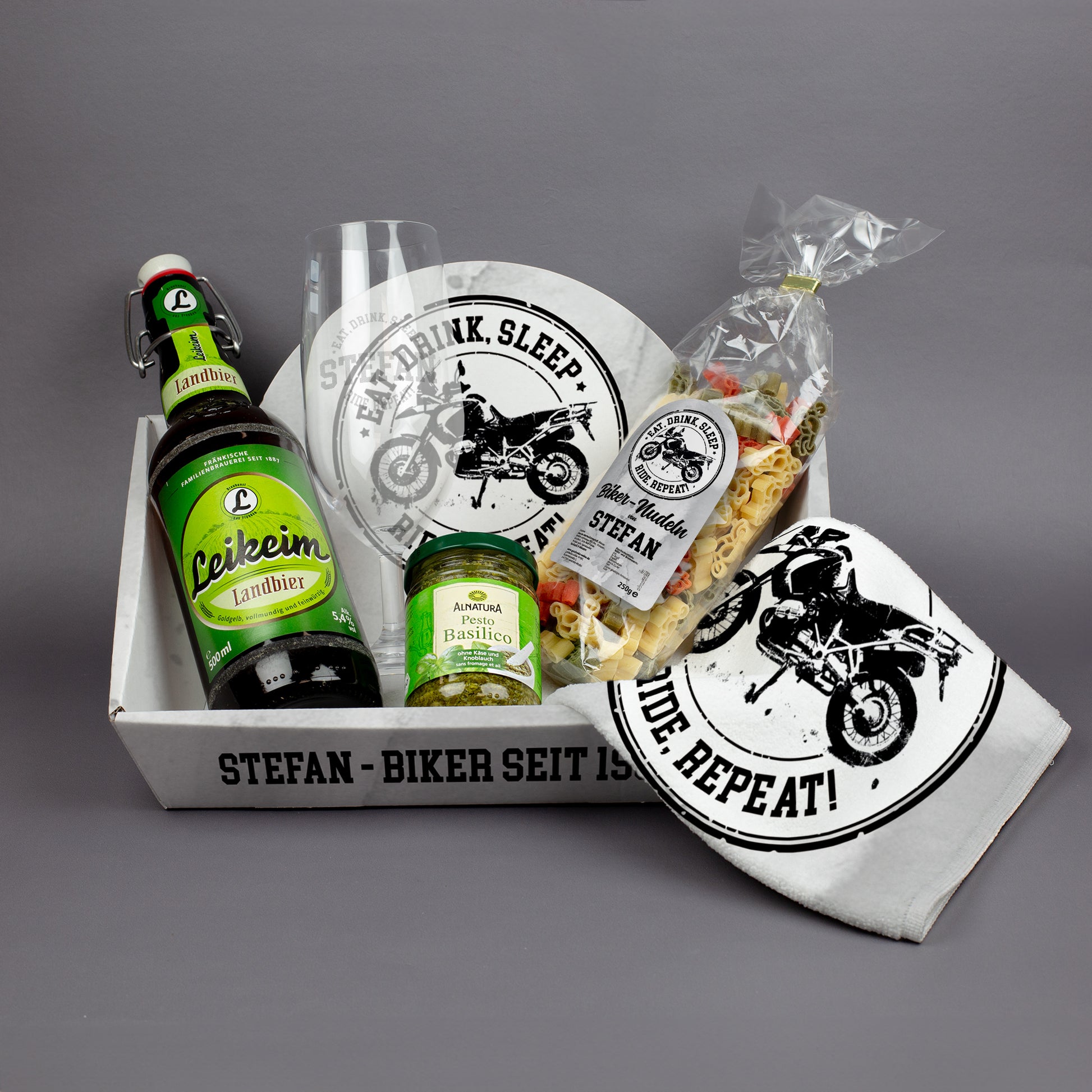 Geschenkset für Motorradfahrer mit Leikeim Bier, Biker-Nudeln, Pesto Basilico und personalisiertem Handtuch im Motorrad-Design