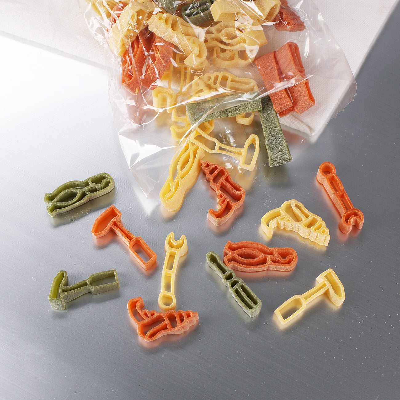 Werkzeugnudeln in verschiedenen Farben als originelles Geschenk für Handwerker