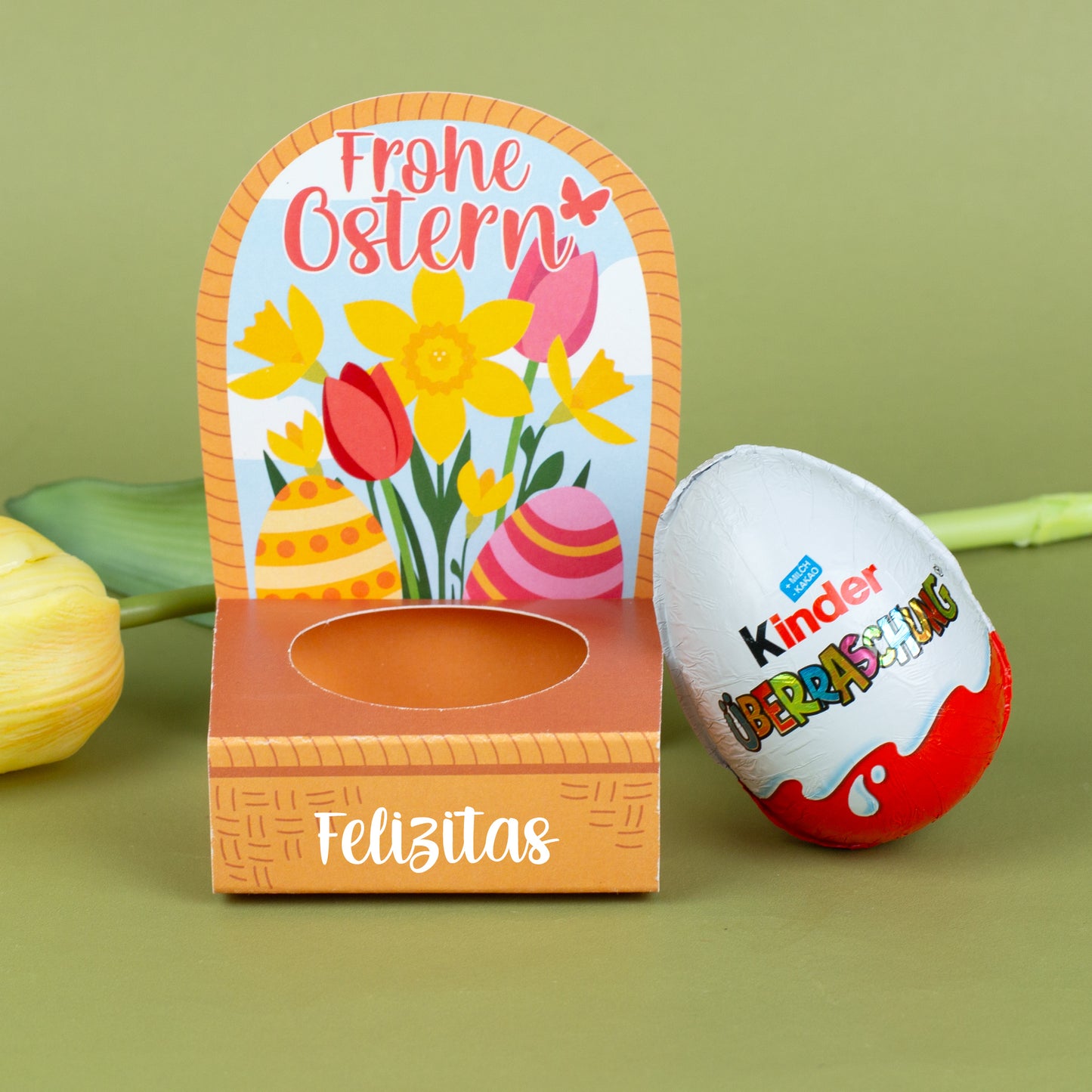 Überraschungsei in Oster-Geschenkverpackung mit Blumen, Ostereiern und Name Paul