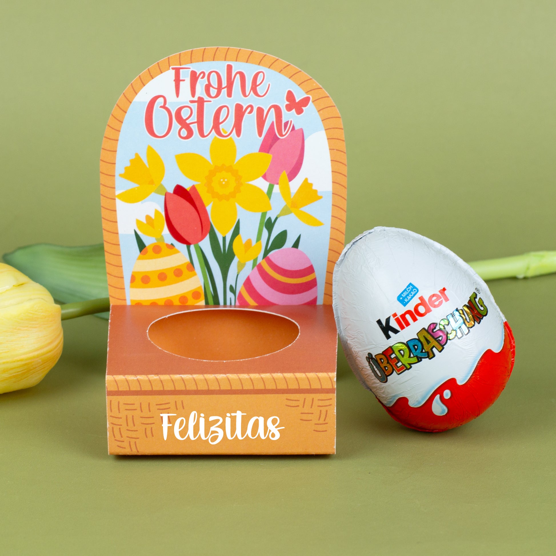 Überraschungsei in Oster-Geschenkverpackung mit Blumen, Ostereiern und Name Paul