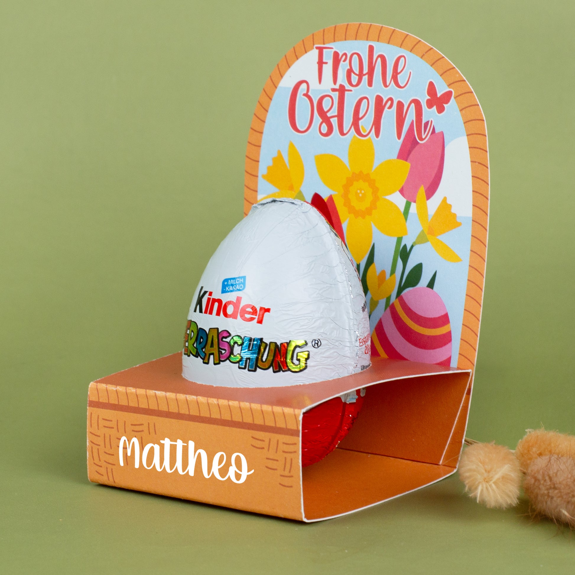 Osterverpackung mit Frohe Ostern Schriftzug und Name Felizitas, Überraschungsei daneben