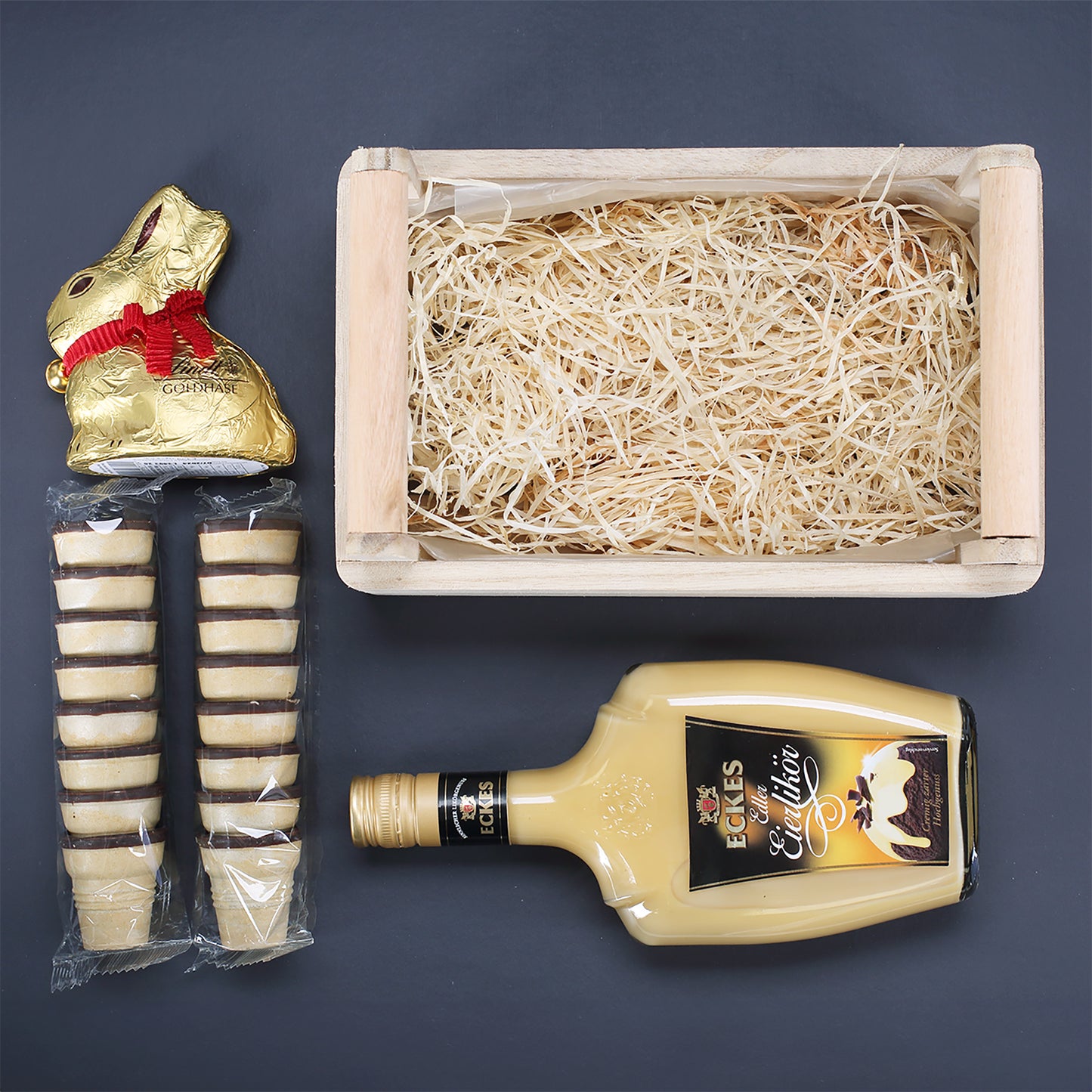 Holzkorb Geschenkset zu Ostern mit Eierlikör, Lindt Goldhase und personalisiertem Ostergruß