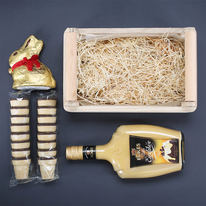 Holzkorb Geschenkset zu Ostern mit Eierlikör, Lindt Goldhase und personalisiertem Ostergruß