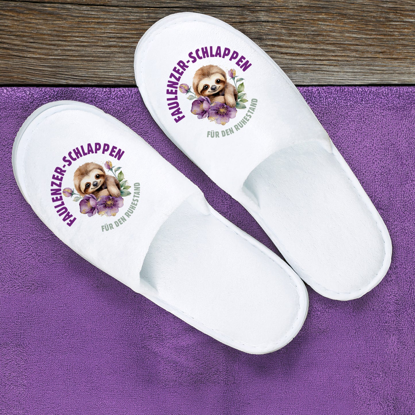 Weiße Faulenzer-Schlappen für den Ruhestand mit Faultier- und Blumenmotiv auf violettem Handtuch