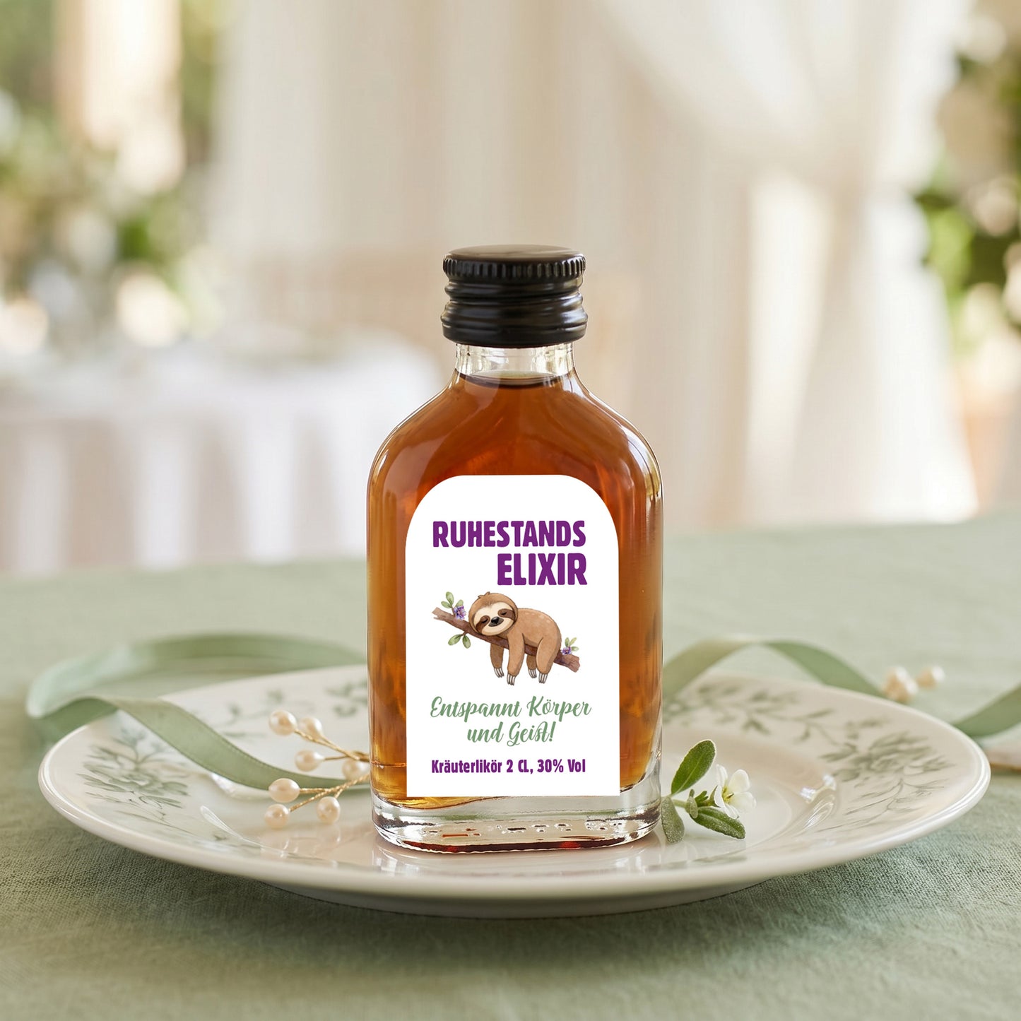 Kleine Glasflasche Ruhestands Elixir mit Faultiermotiv und Kräuterlikör auf dekorativem Teller