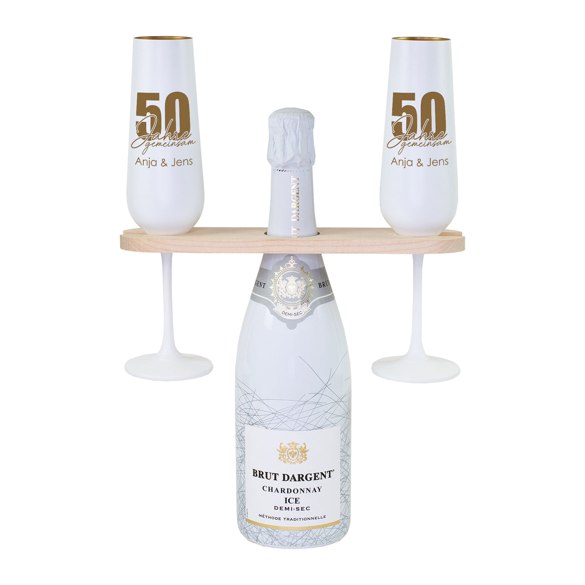 Freigestelltes Geschenkset zur Goldenen Hochzeit mit Brut Dargent Sekt, personalisierten Gläsern für Anja & Jens und Weinbutler aus Holz