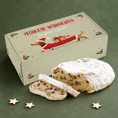 Rosinenstollen mit personalisierter Dackel Geschenkbox auf grünem Hintergrund als Weihnachtsgeschenk