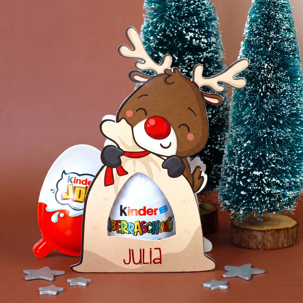 Rentier-Geschenkverpackung mit Überraschungsei und Kinder Joy daneben mit personalisiertem Namen Julia