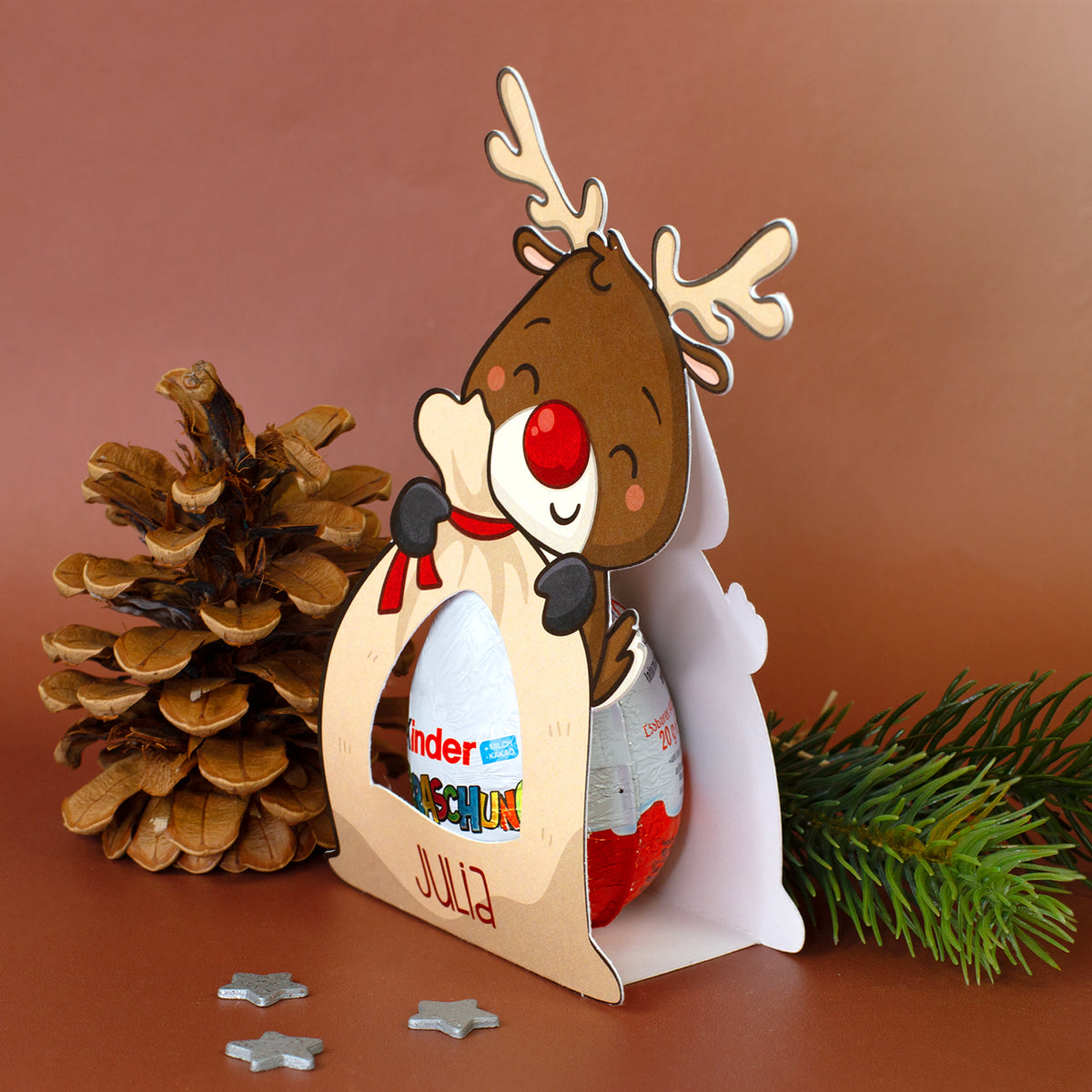 Seitliche Ansicht der personalisierten Rentier-Verpackung mit Kinder Überraschung und Name Julia