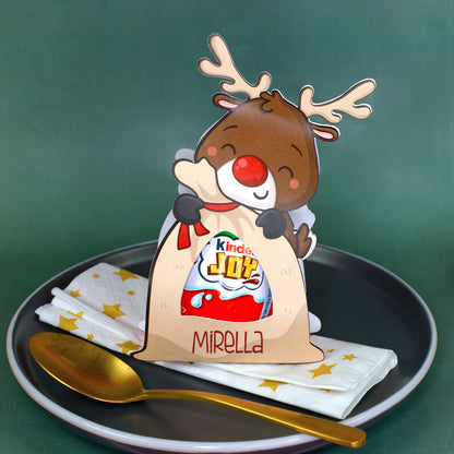 Rentier-Geschenkverpackung mit Kinder Joy und personalisiertem Namen Mirella als Platzkarte auf einem Weihnachtsteller