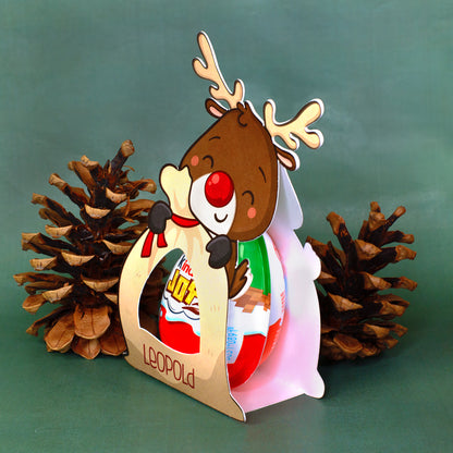 Seitliche Ansicht der Rentier-Geschenkverpackung mit Kinder Joy und personalisiertem Namen Leopold