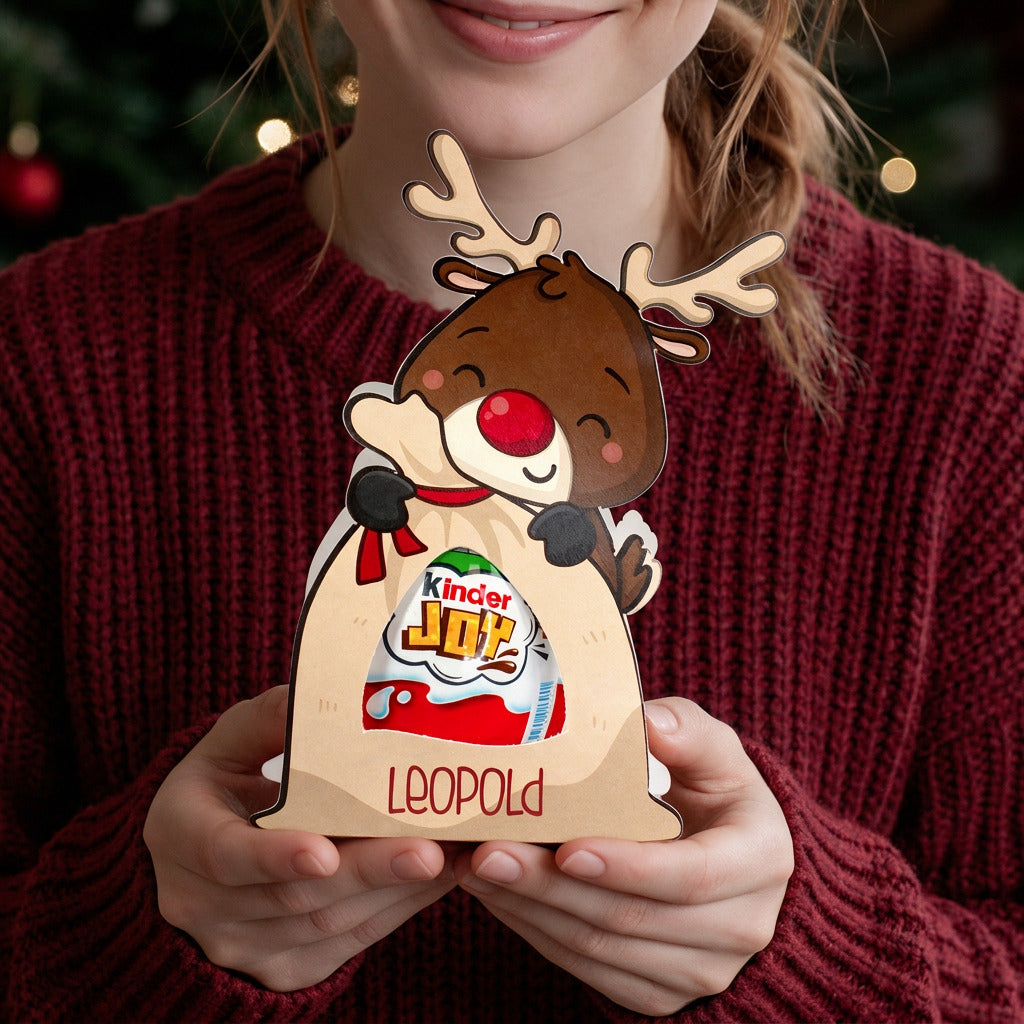 Personalisierte Rentier-Verpackung mit Kinder Joy und Name Leopold als Weihnachtsgeschenk in den Händen