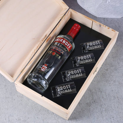 4 Vodkagläser und 1 Flasche Smirnoff-Vodka finden im Inneren der Holzbox Platz.