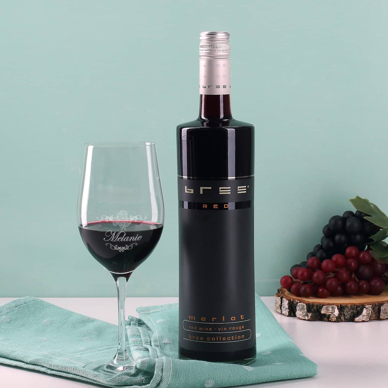 Weinflasche und graviertes Glas