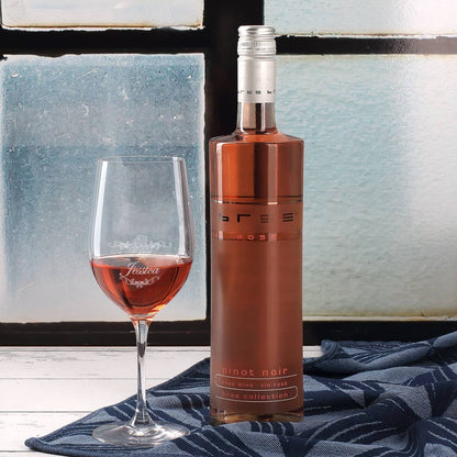 Weinflasche und graviertes Glas