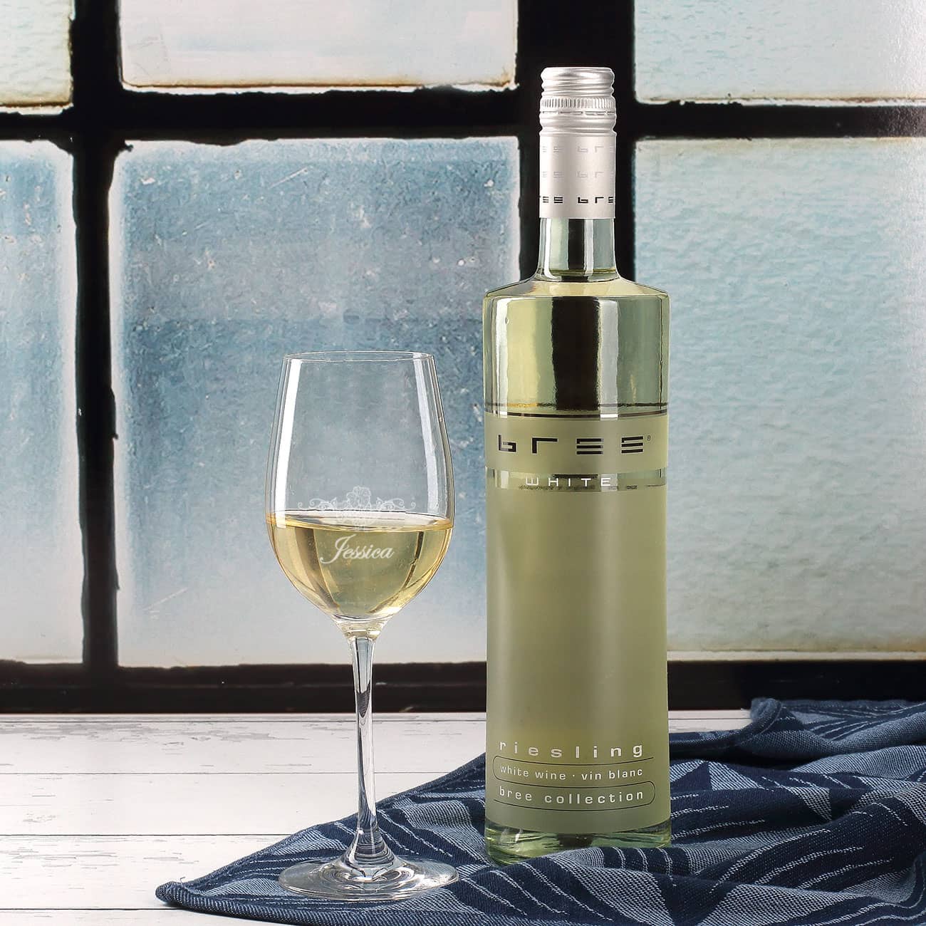 Weinflasche und graviertes Glas