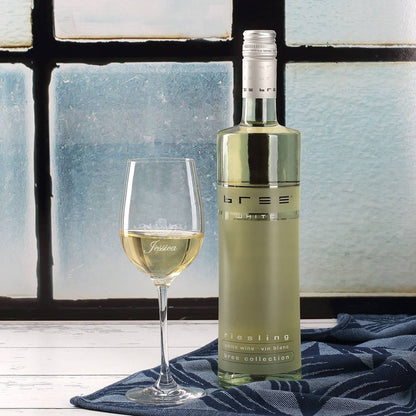 Weinflasche und graviertes Glas