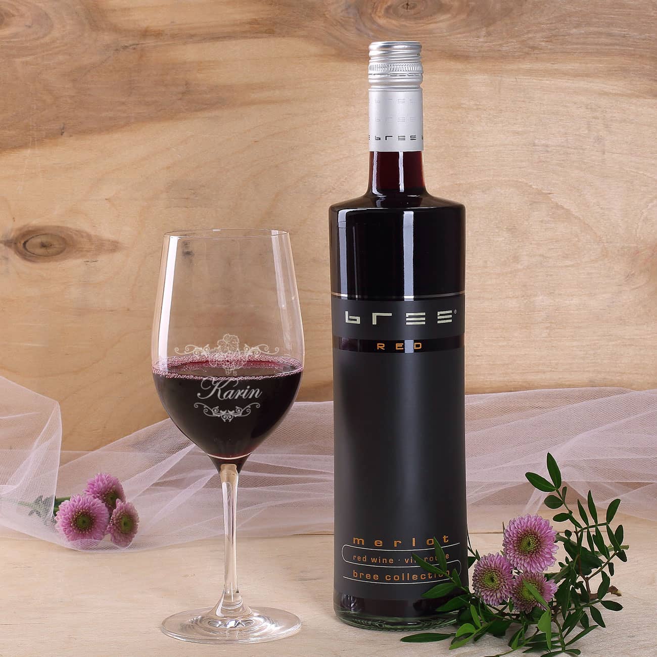 Graviertes Weinglas und BREE Weinflasche
