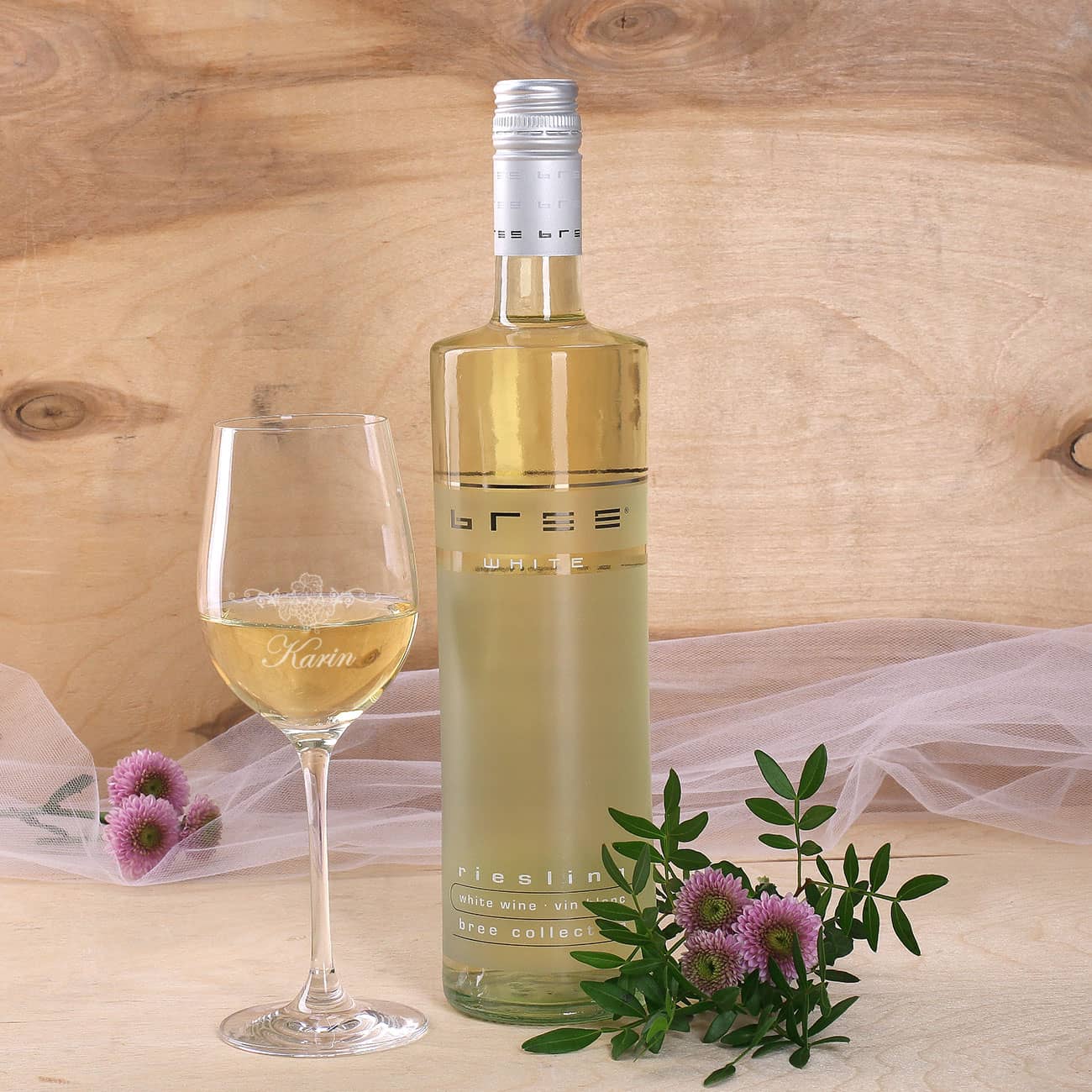 Graviertes Weinglas und BREE Weinflasche