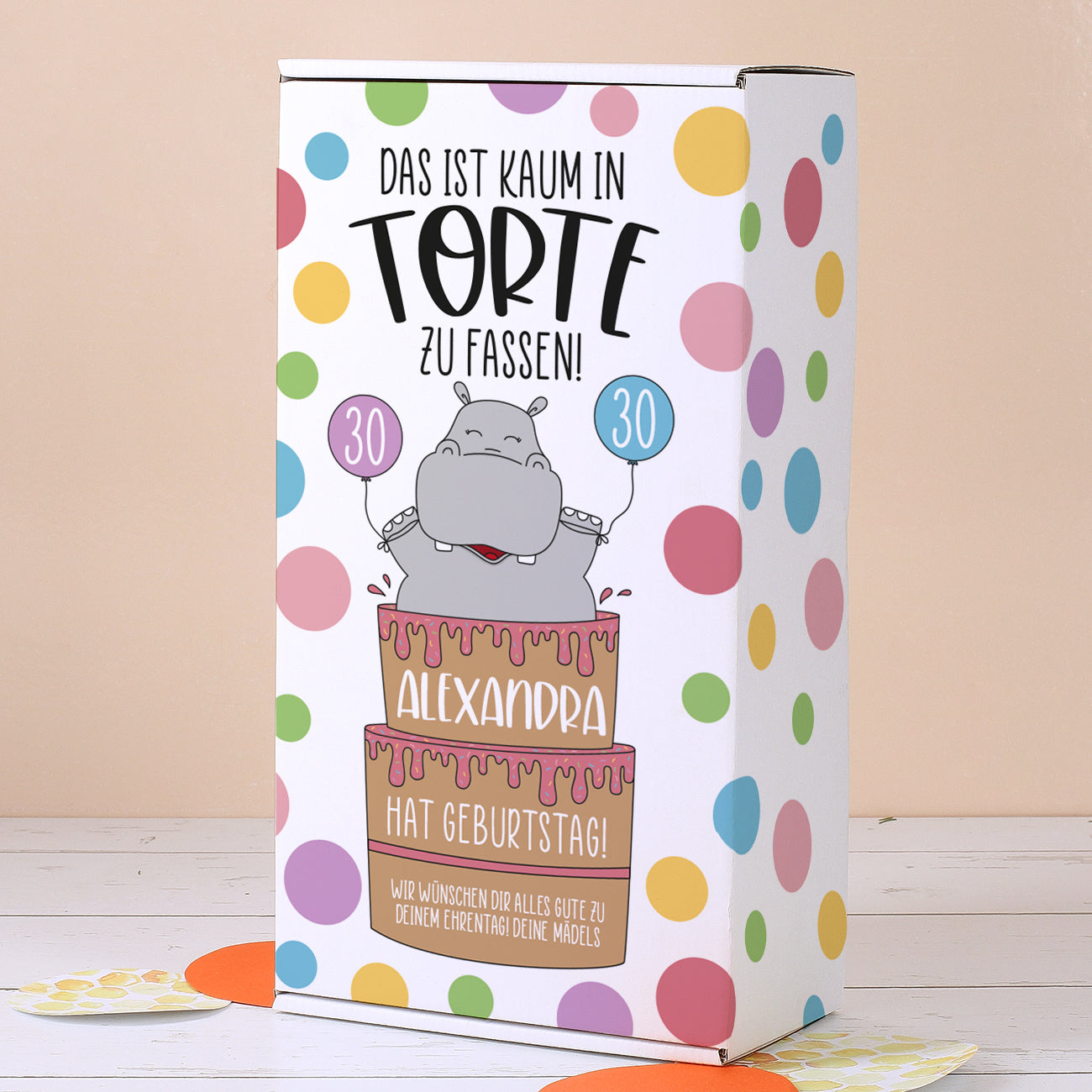 Bunte Geschenkbox zum Geburtstag mit Nilpferd-Motiv und personalisiertem Namen „Alexandra“ in der Torte