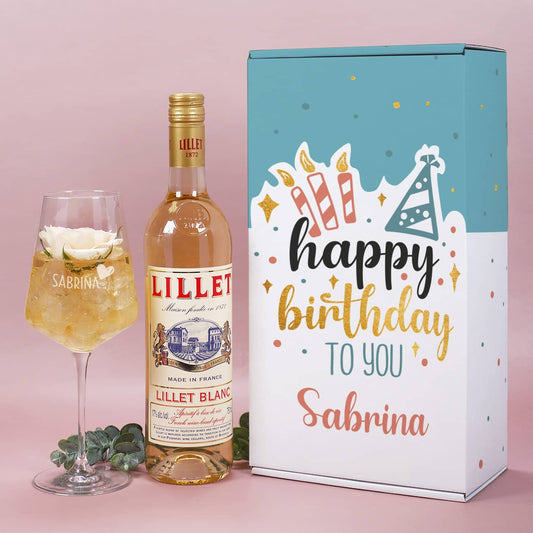 Geschenkset zum Geburtstag mit Geschenkverpackung, graviertem Weinglas und Lilet