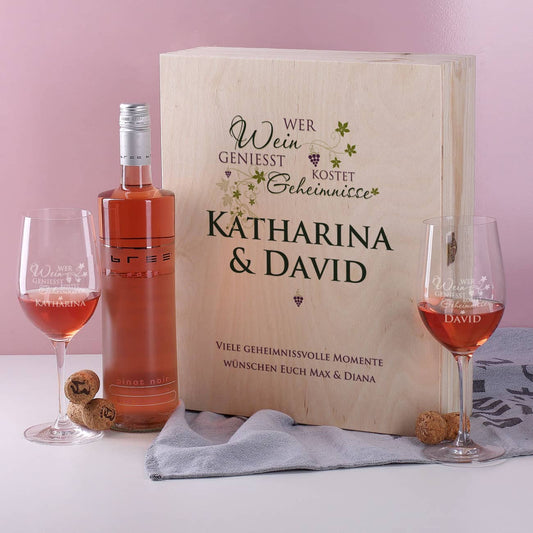 Wein-Geschenkset mit Weinflasche und zwei Gläsern