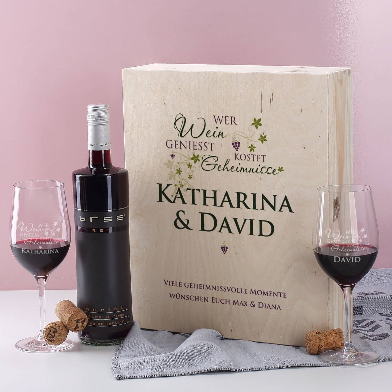 Wein-Geschenkset mit Weinflasche und zwei Gläsern