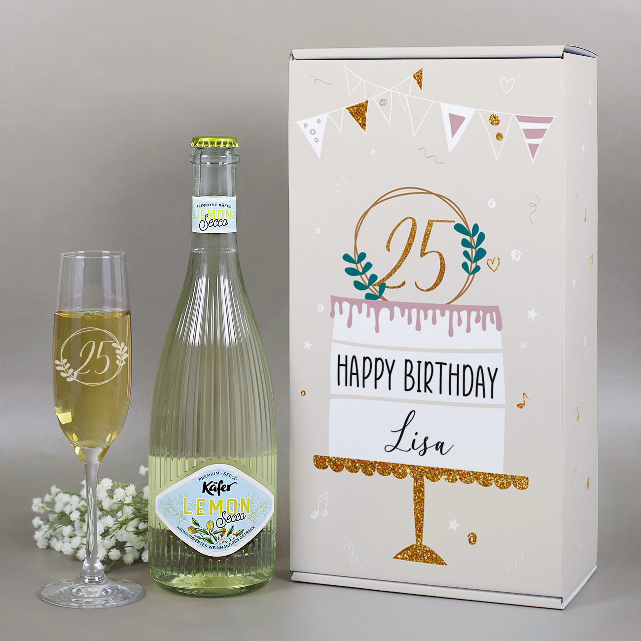 Set mit Pappbox mit Tortenmotiv, Fruchtsecco und personalisiertem Sektglas