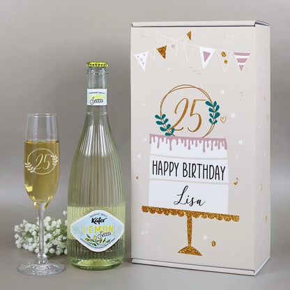 Set mit Pappbox mit Tortenmotiv, Fruchtsecco und personalisiertem Sektglas